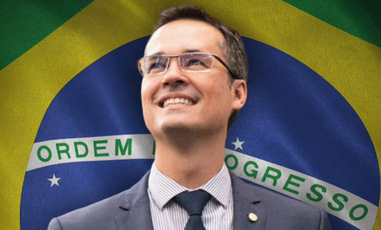 Deltan Dallagnol com a bandeira do Brasil